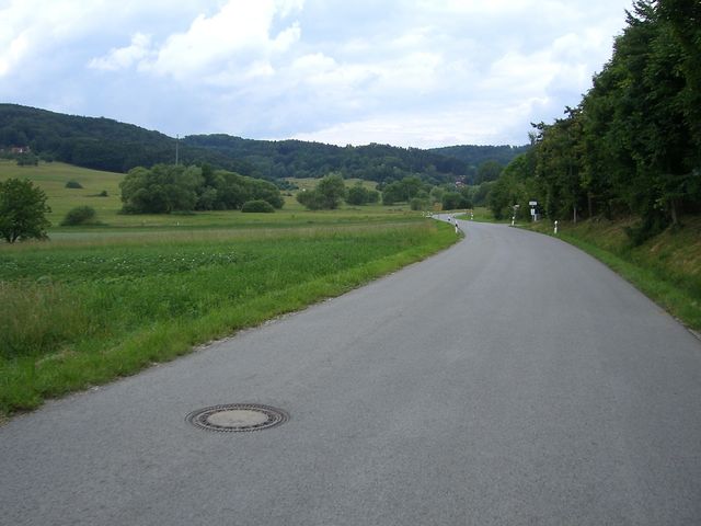 Südauffahrt von Rüssenbach - links liegt Neuses.