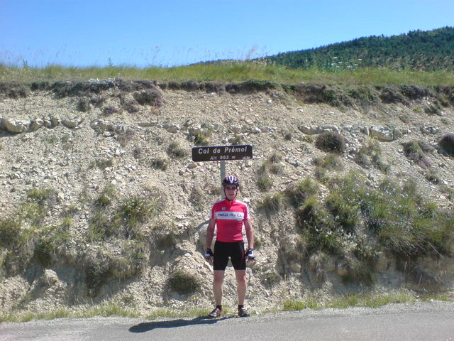 Ein roter Bulle am Col de Prémol