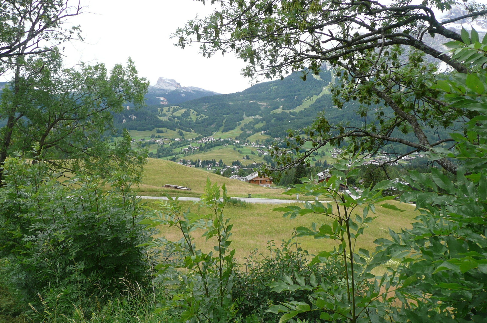 Cortina-Tre Croci: Blick zurück Richtung Falzarego, Monte Averau
