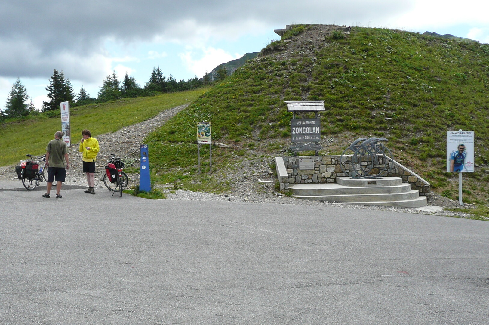 Giro-Denkmal auf der Passhöhe
