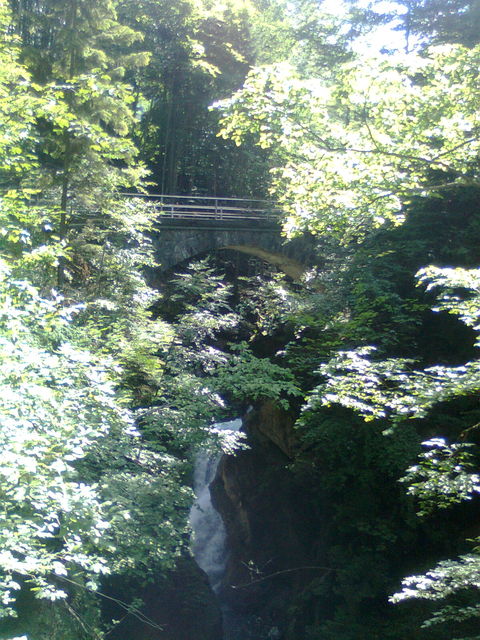 Brücke mit Wasserfall