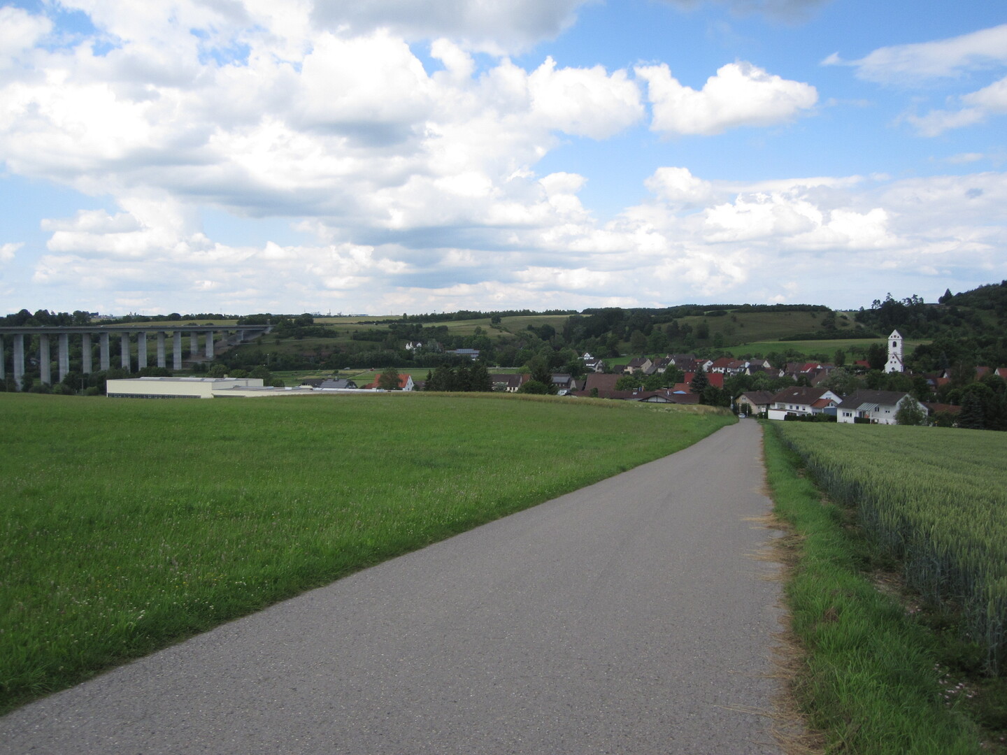 Schöner Feldweg, im Hintergrund A81.