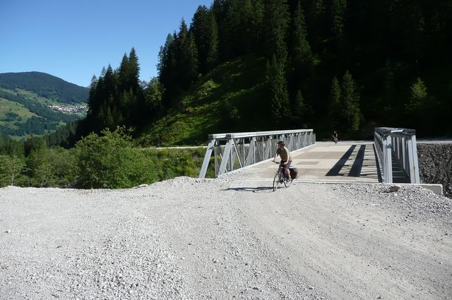 Pionierbrücke am Beginn des vor ca. 4 Jahren zerstörten unteren Straßenabschnittes