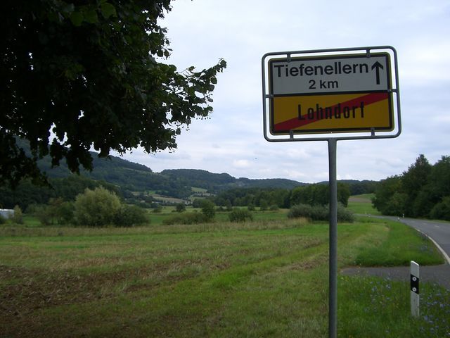 Hier geht es langsam los am Ortsende von Lohndorf, der berg in Sichtweite.