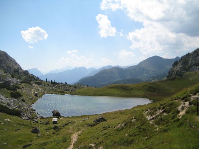 Schöner Bergsee auf dem Passo Valparola