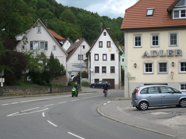 Hier folgt man der Hauptstrasse ins Heimtal.