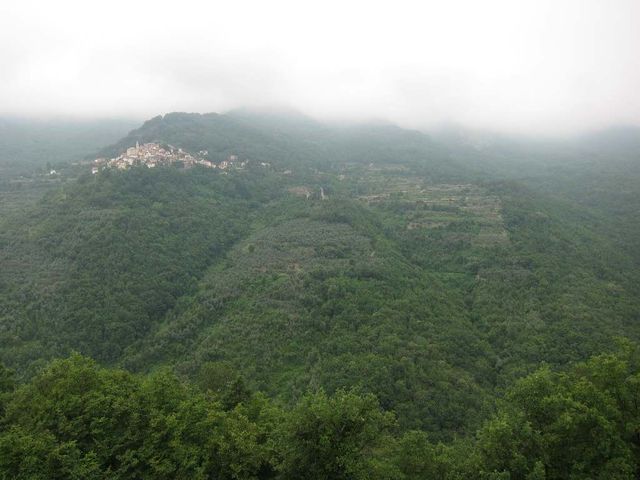 Blick von Poggialto nach Conio an der gegenüberliegenden Hangseite. Darüber die häufig tief hängenden Wolken.