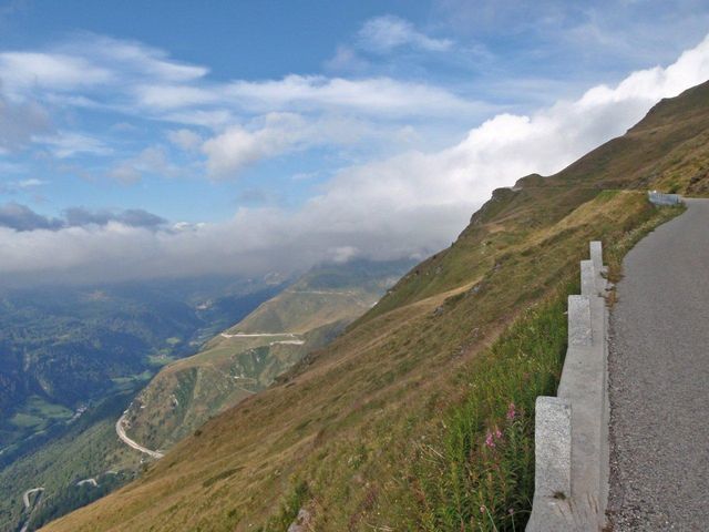 Passo Scimfuss(2248m) im Blick, Rückfahrt von Süden, 14.8.11.