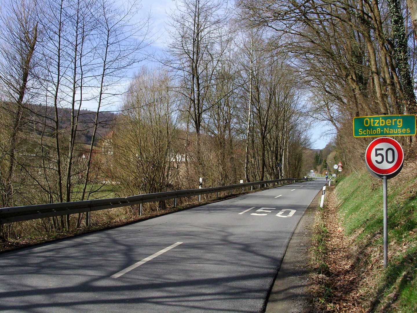 Einfahrt zum Ortsteil Schloß Nauses.