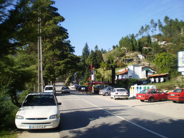 Südanfahrt: Start an der Albufeira da Caniçada (links außerhalb des Bilds) in Vilar de Veiga.