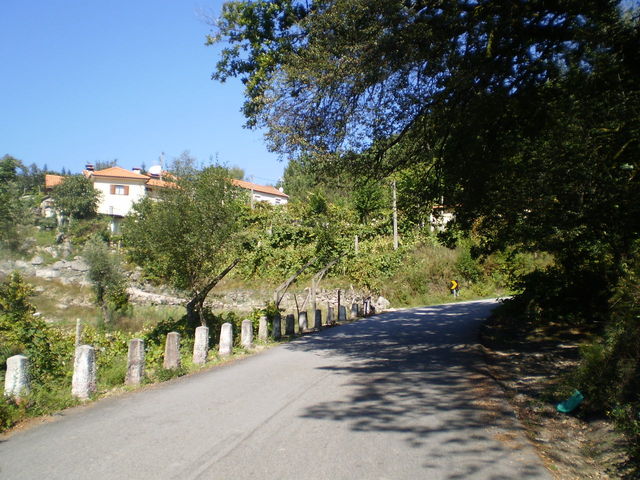 Südanfahrt: Der letzte Weiler (Preguiça?) im oberen Tal des Rio Gerês.