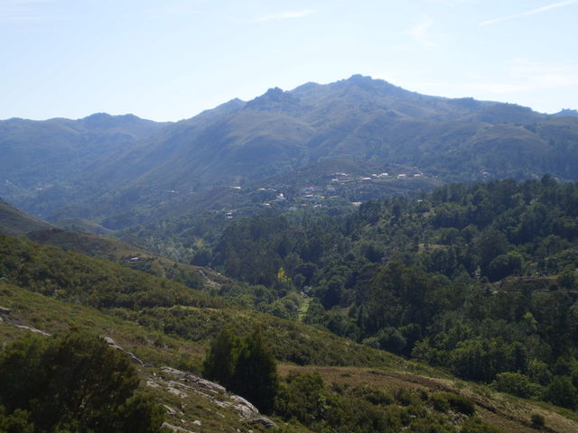 Südwestanfahrt: Blick auf Covide oberhalb der Schlucht des Rio de Freitas, durch die der erste Teil des Anstiegs von Rio Caldo aus führt.