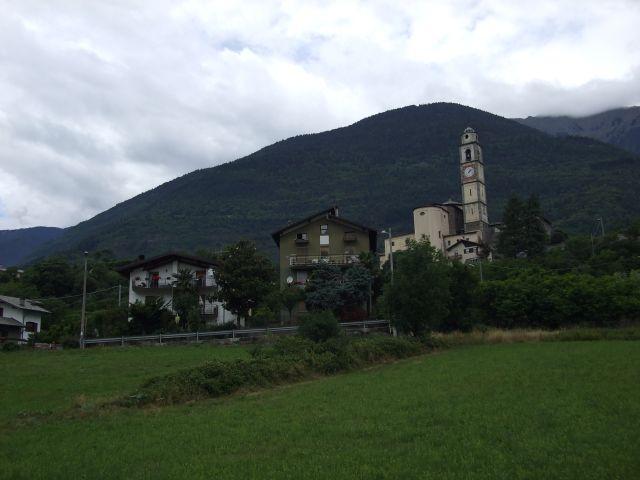 Vor dem Ortszentrum von Berbenno di Valtellina .