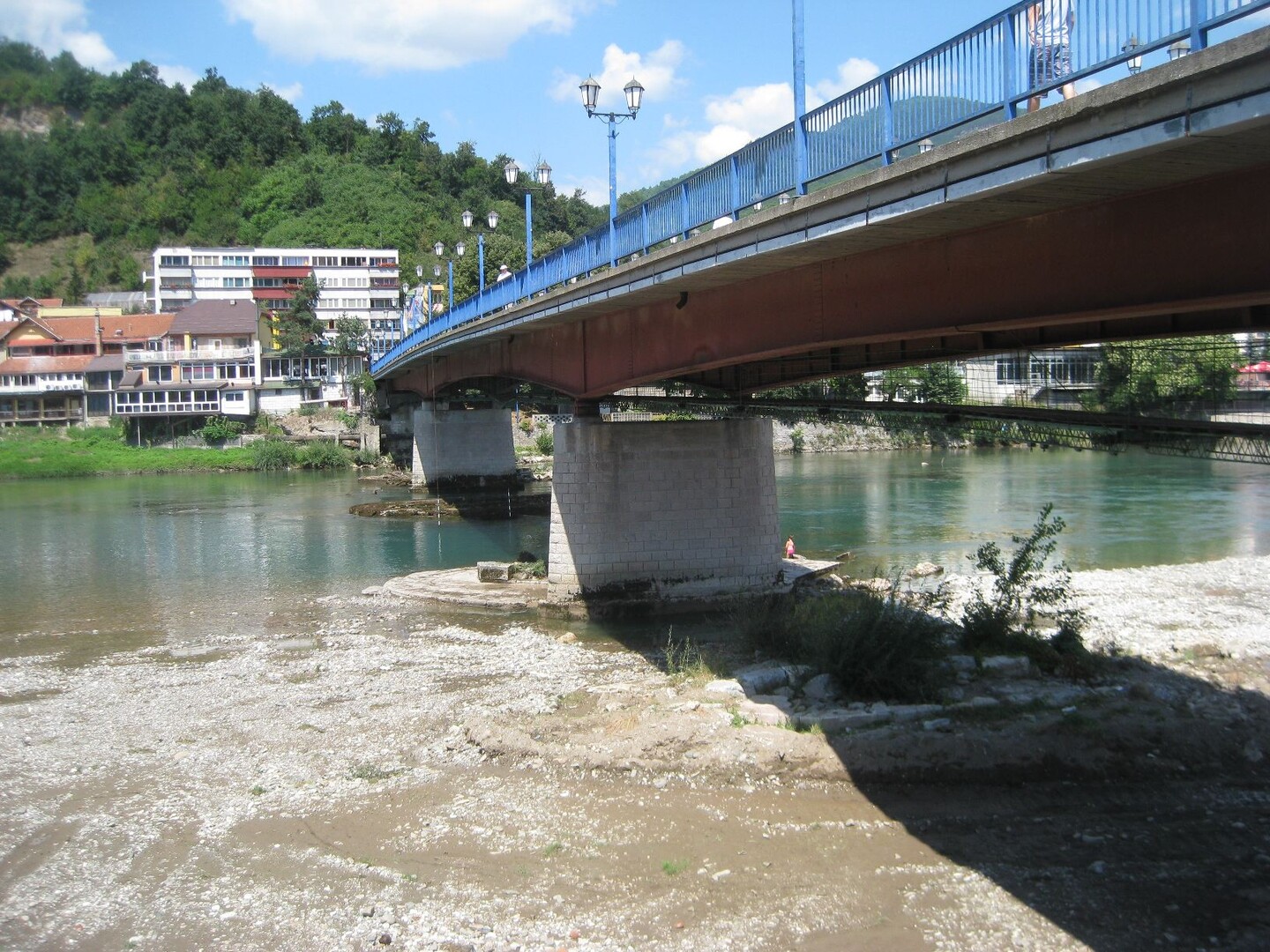 Die Brücke unter der Brücke: rettender Weg während der Belagerung 1992-5 vom einen zum anderen Ufer