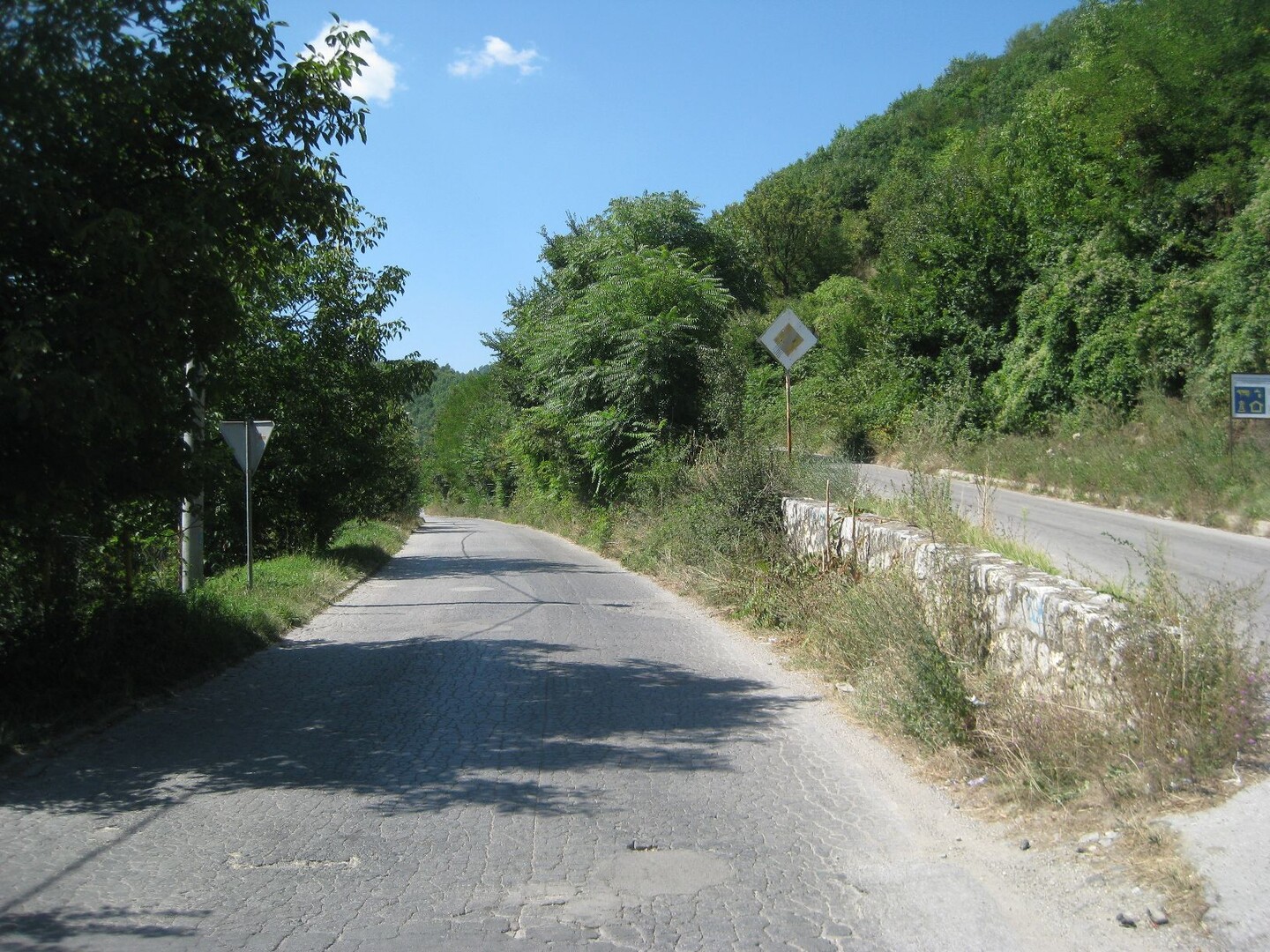 Rechts beginnt die Bergstrasse aus Gorazde