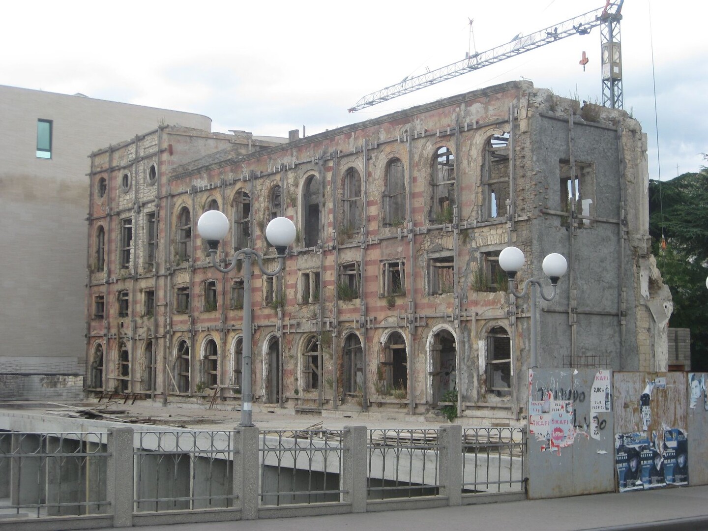 Das einstige Hotel "Neretva" am Anfang der Restaurierung