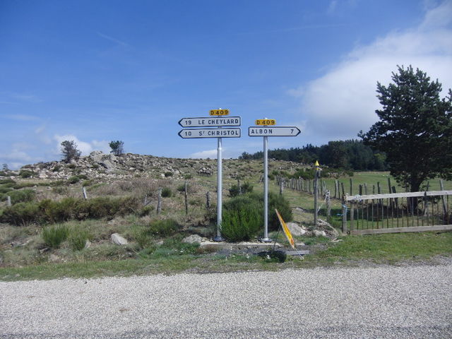 Col de la Faye (W) Exkurs: An der Einmündung der Westverbindung geht es links ins Eyrieuxtal (bzw. weiter Richtung Gluiras), rechts ins Glueyre-Tal.
