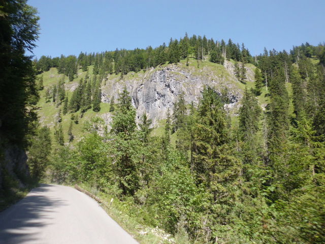 Mächtige Felsen oberhalb der weißen Valepp