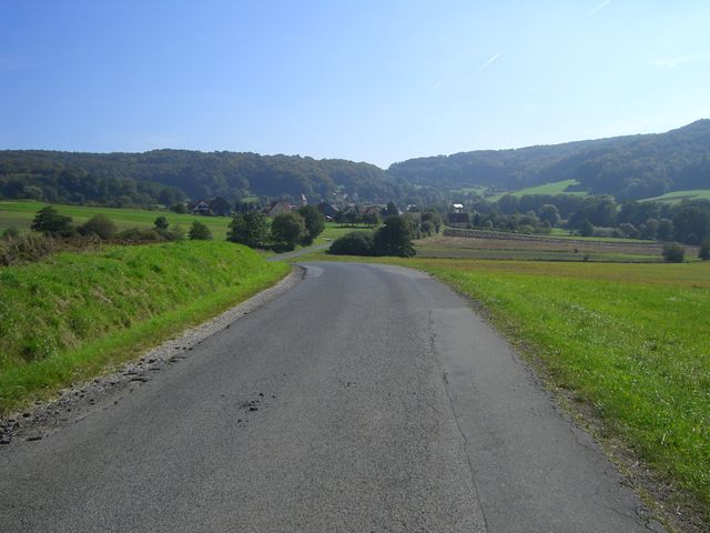 Westanfahrt von Oberhaidelbach: Blick auf den Entenberg von Gersdorf aus kommend.
