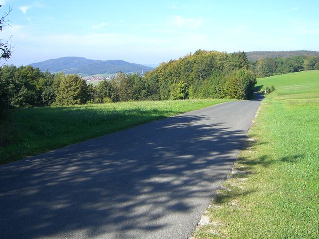 Westanfahrt von Oberhaidelbach: Blick zurück und rüber zum Moritzberg.