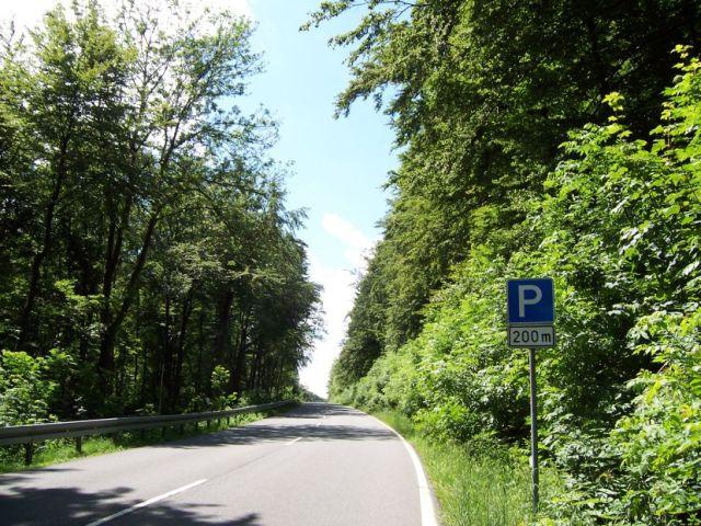 Ostanfahrt von Lautenthal. Der Parkplatz markiert den höchsten Punkt.