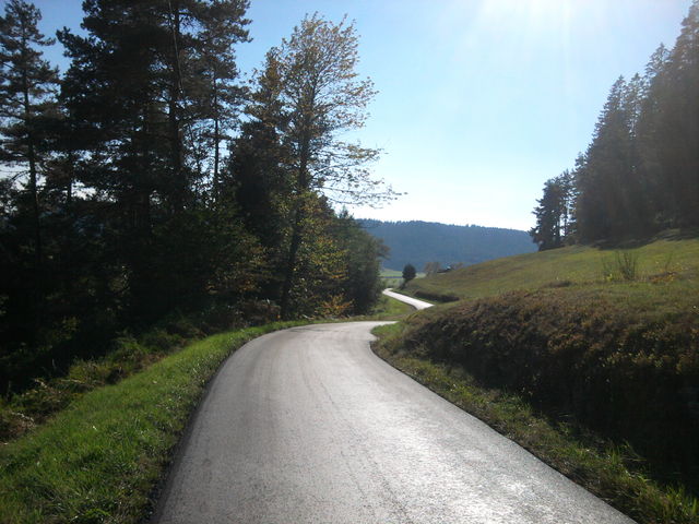 Die Verbindungsstraße Hinterholz-Heuwiese neu asphaltiert