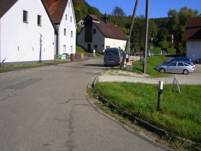 Nordanfahrt von Fischbrunn: Richtung Ortsausgang.