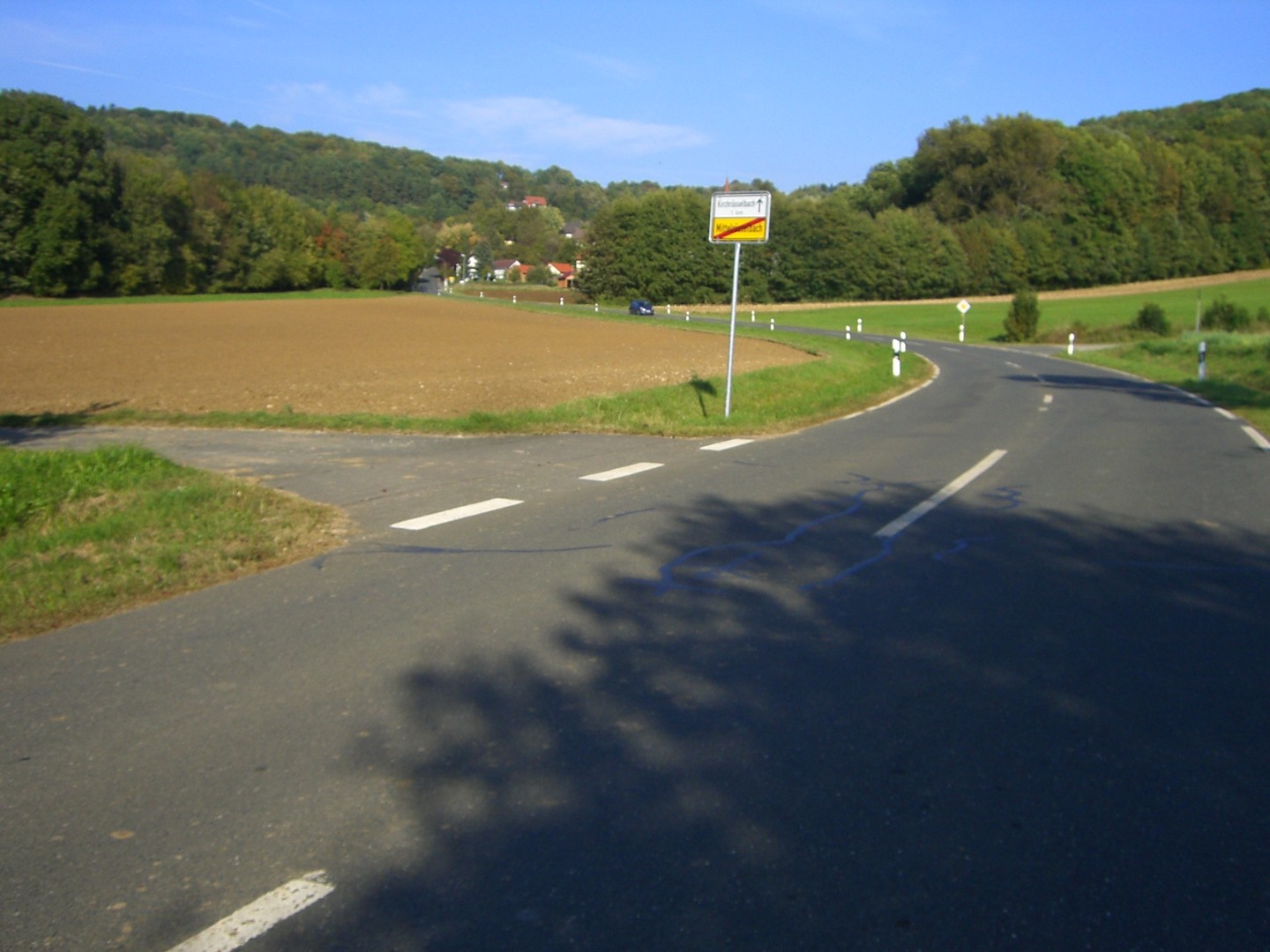 Am Ortsende von Mittelrüsselbach steuert man auf Kirchrüsselbach und dem Beginn des Anstiegs zu.