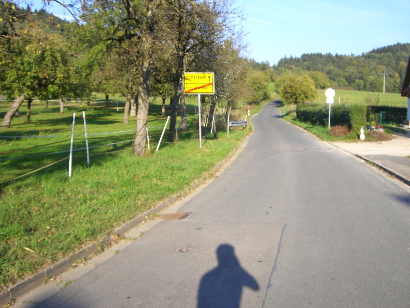 Südanfahrt von Röhrischhof Variante St. Martin: In Freiröttenbach biegen wir rechts ab Richtung Hüttenbach.
