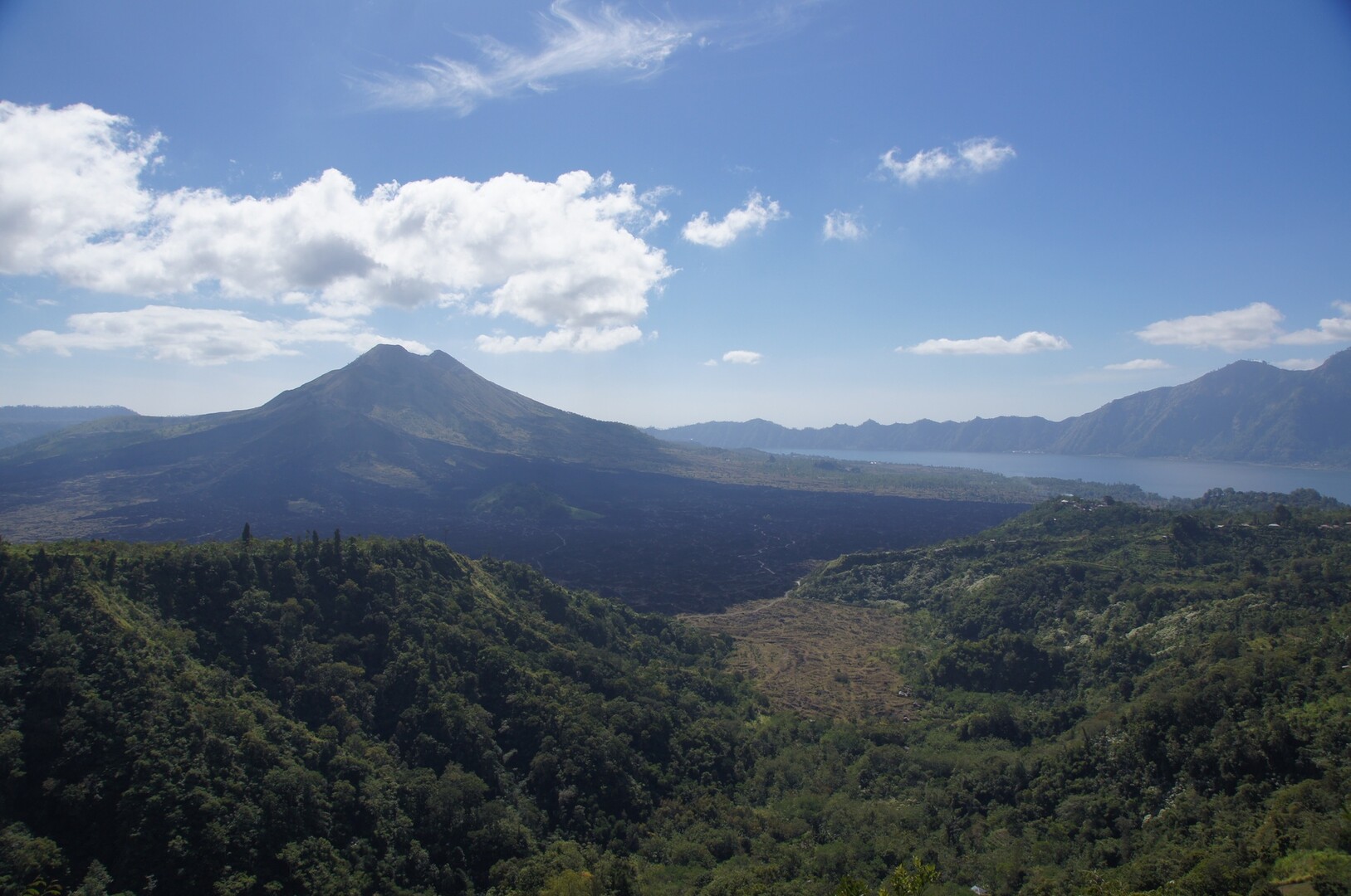 Gunung Batur (1717 m) vom südlichen Kraterrand.