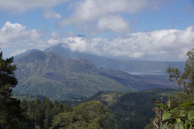 Vom höchsten Punkt der Straße am Bukit Penulisan wieder der Blick zum Gunung Batur und dem heiligen Berg der Balinesen über den Wolken: Gunung Agung (3142 m)