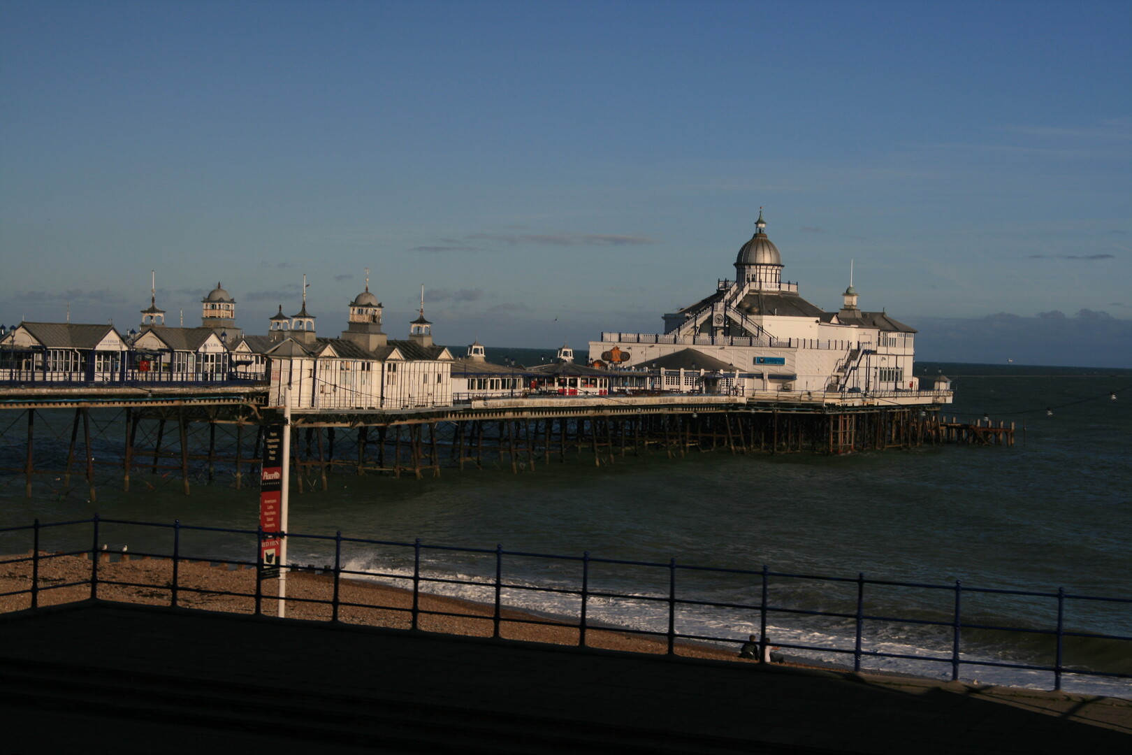 Der Pier am Strand von Eastbourne.