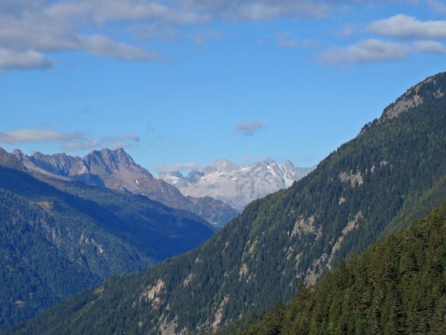 Blick auf die schroffen Berge zwischen Gotthard und Nufenen.