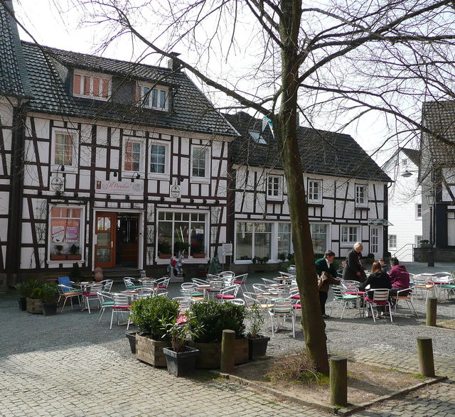 05. Kirchplatz in Much (2)