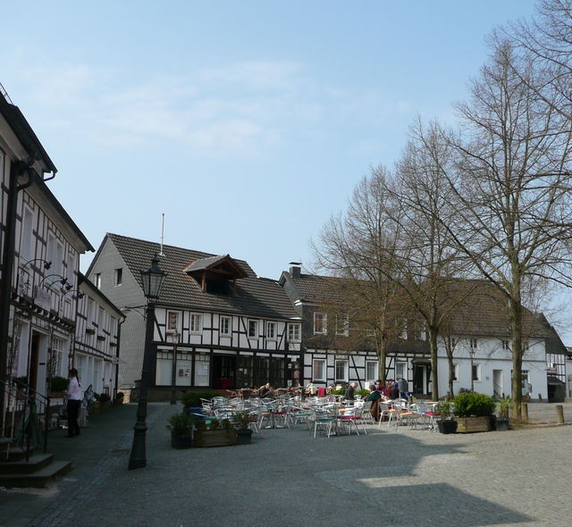 04. Kirchplatz in Much(1)