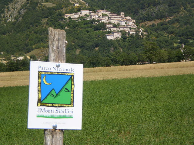Das Symbol des Nationalparks mit Campi Vecchio im Valle Castoriana im Hintergrund.