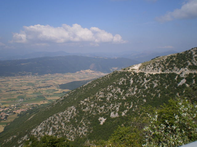 Blick von der Straße zur Forca Canapine auf die Ebene um Norcia.