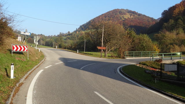 Nordauffahrt: Der Ausgangspunkt - geradeaus geht es über die Wetterlucke nach Rabenstein, rechts führt die Straße auf den Luftberg.