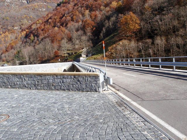 Abzweigung nach Monte Valdo an der Brücke vor Frasco.