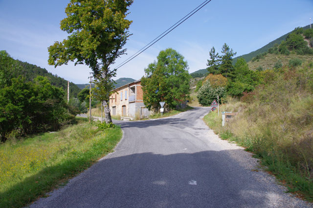 An diesem Haus hinter Laborel gabelt sich die Straße: links geht es zum Col de Perty, rechts beginnt die Auffahrt zum Col de Pierre-Vesce