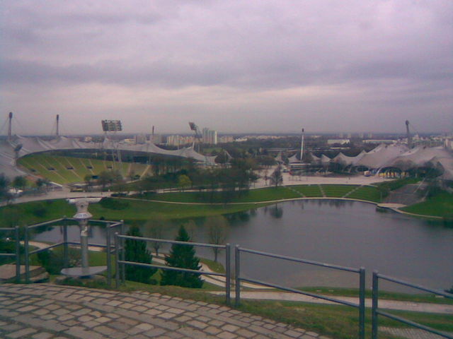 Blick vom Gipfel des Olympiabergs auf Olympiastadion