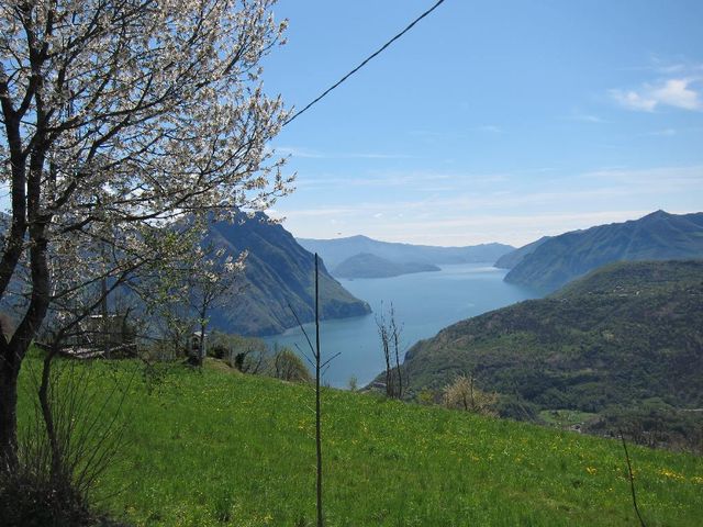 Bossico, Frühlingsstimmung mit Blick auf Lago d'Iseo.