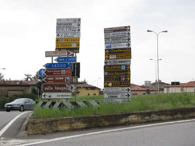 Das linke untere Schild weist uns ins Valle Imagna und damit zur Südostanfahrt des Valcava.
