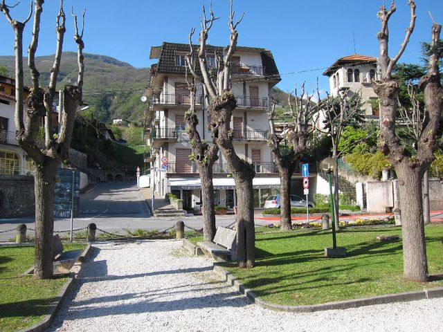 Colli di San Fermo Südanfahrt, Park von Andrara San Martino, der zu einer Rast einlädt.