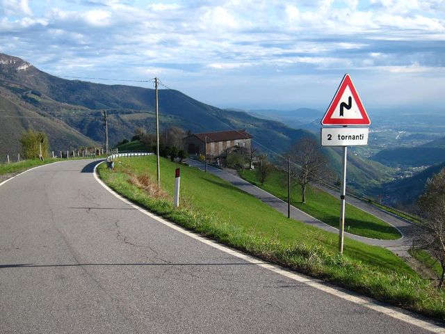 Die 2 Kehren mit 12% bei Kilometer 13 der Südanfahrt zu den Colli di San Fermo.