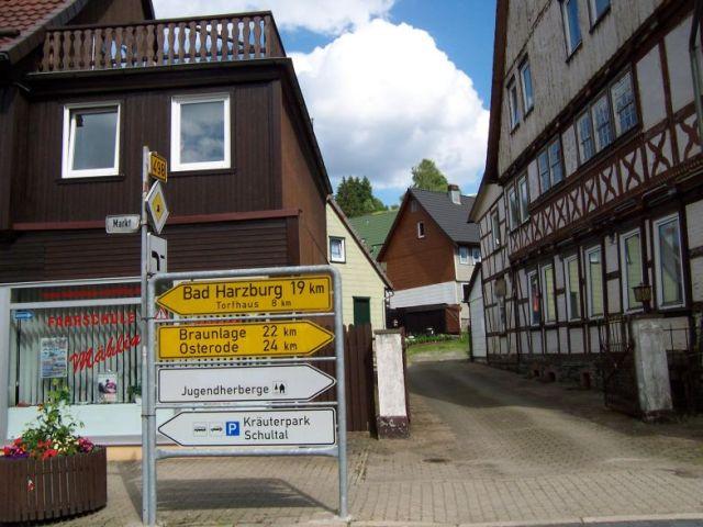 In Altenau folgt man der Beschilderung zum Torfhaus.