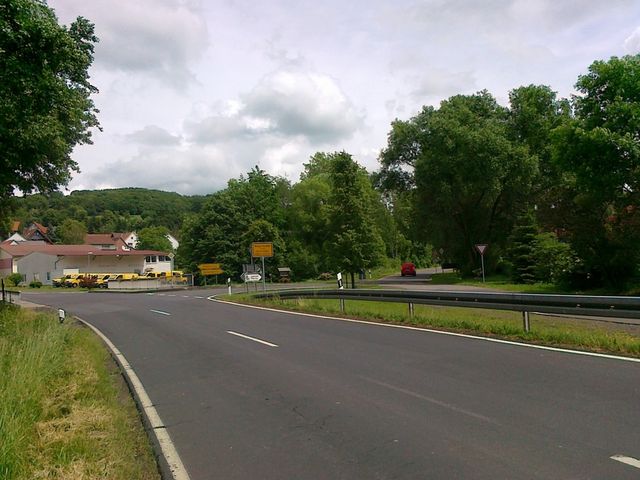 In Wingershausen rechts abbiegen.