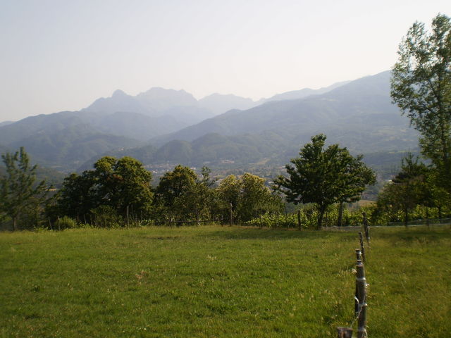 Die Apuanischen Alpen mit den oberen Viertel von Castelnuovo davor.