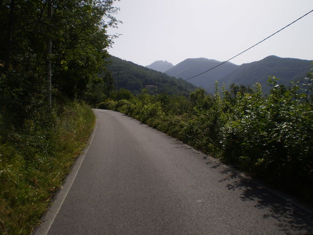 Südanfahrt: Vorne versteckt sich irgendwo der Passo del Cerreto.