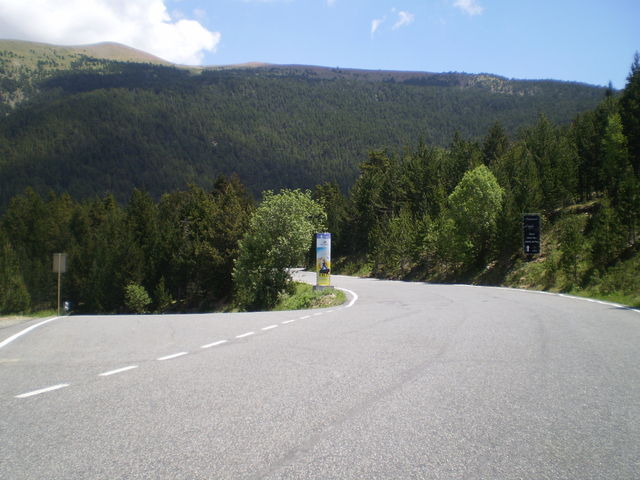 Links kommt die Straße von Aixirivall über den Weiler Peguera hoch.